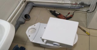 Установка напольного унитаза в Саяногорске: монтаж под ключ от СантехДомСнг от 5171 рублей.